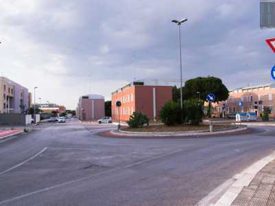 Qui abbandoniamo le piccole case e i negozietti: la rotatoria ci immette su strade pi� ampie che accolgono moderni bar e negozi di pi� recente apertura
